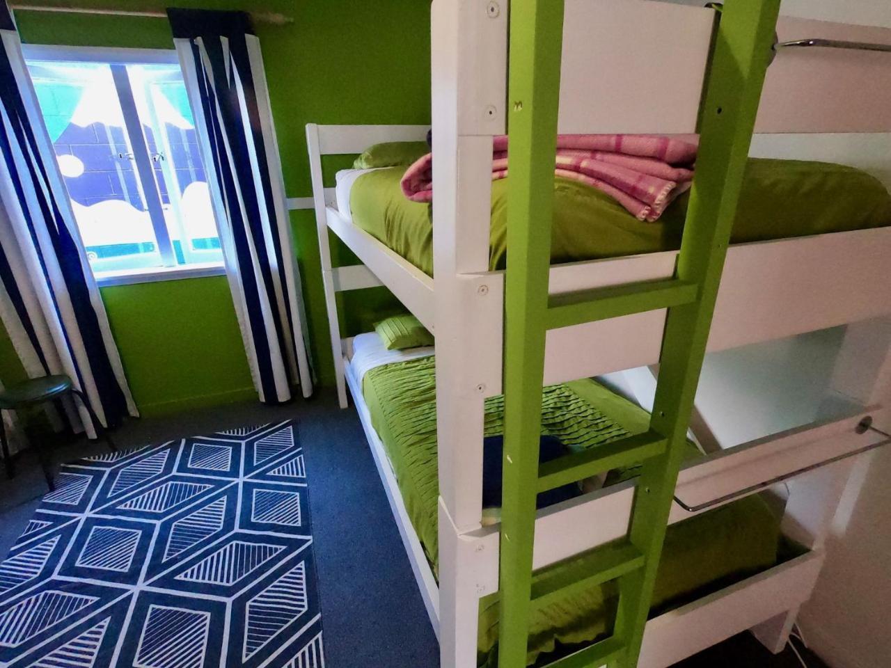 Ducks & Drakes Boutique Motel & Backpackers นิวพลีมัธ ภายนอก รูปภาพ